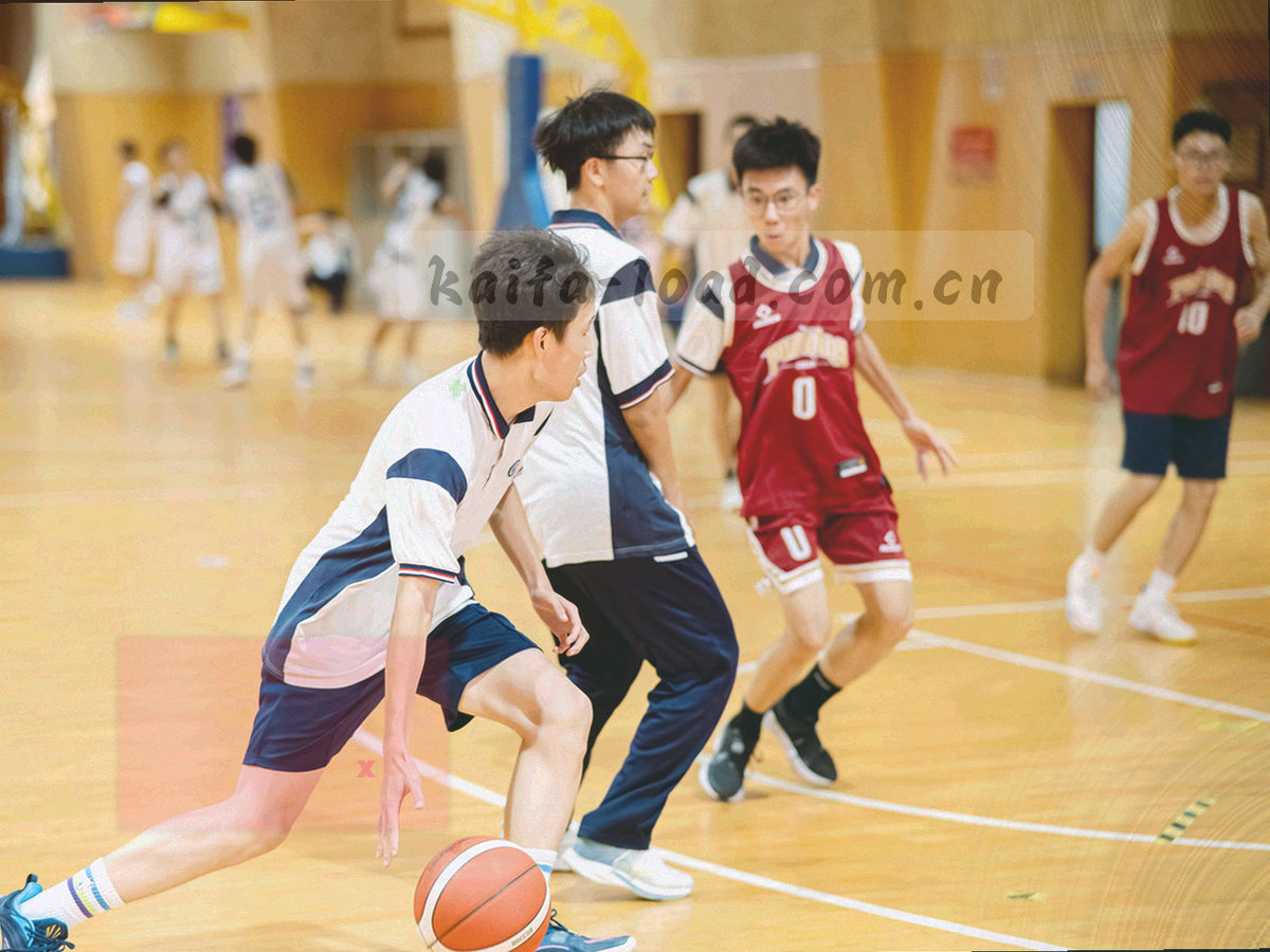 三层档位阶梯与色块标记并排，顶层用暖金高亮，下方两层为青绿与石灰色